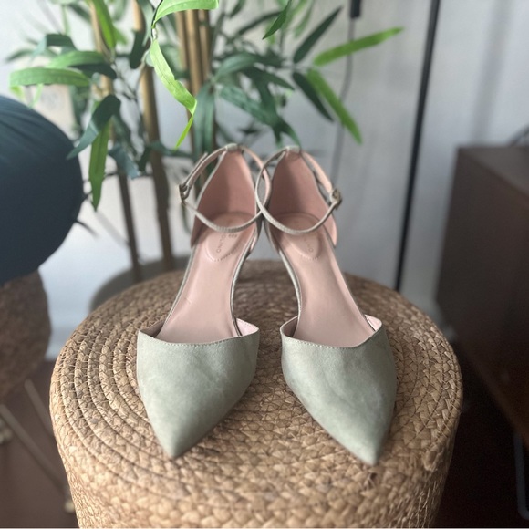 Bandolino Ankle Strapped Heels - Picture 4 of 4